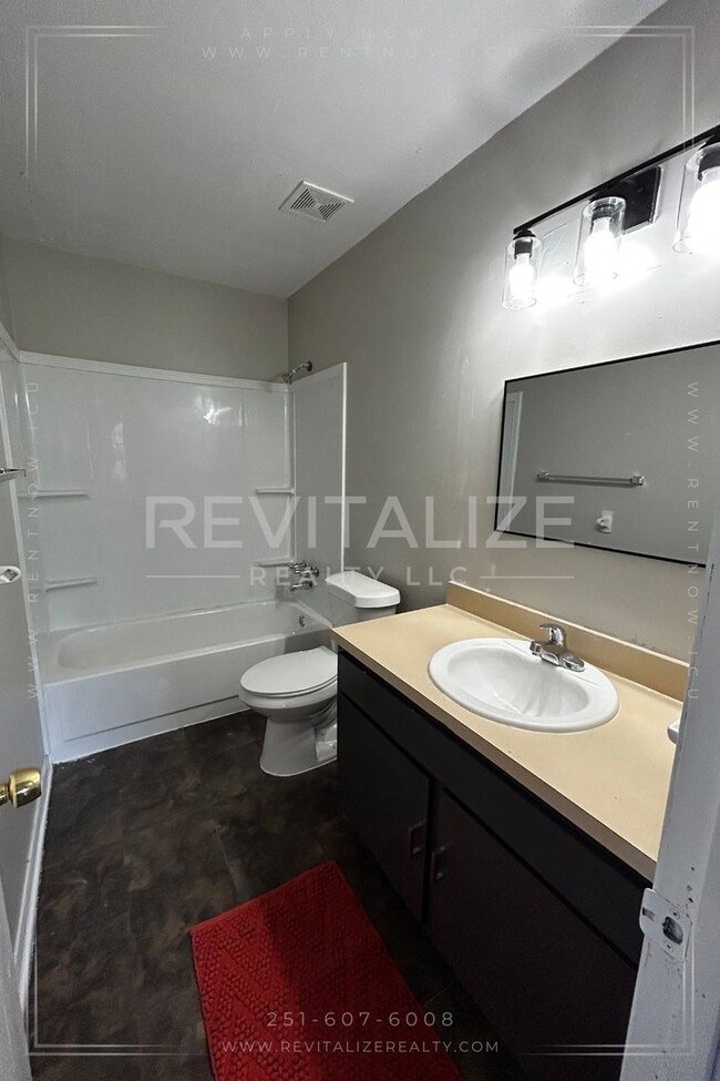 Building Photo - 3 Bed 2 Bath with Large Yard