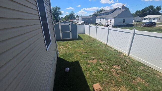 Building Photo - Welcome to this 3 bedroom 3 Bull Bathroom home with a Basement