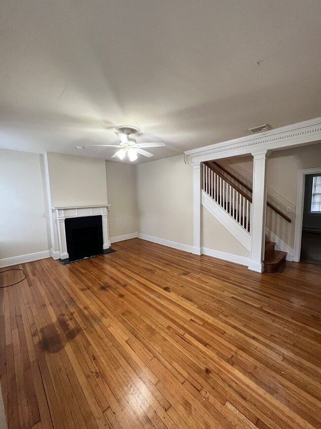 Building Photo - Renovated 4 Bedroom Townhouse! Off Street ...