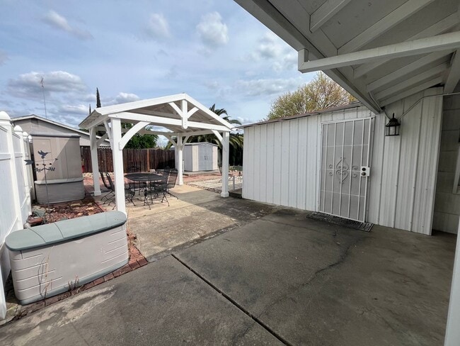 Building Photo - Spacious 3 bed 1 bath plus bonus room! Pet friendly with nice size back yard