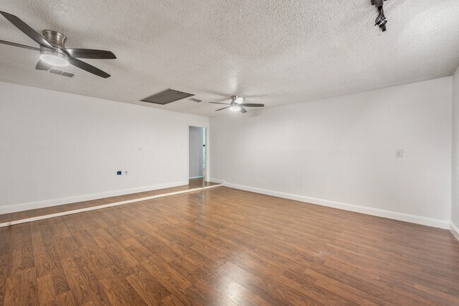Building Photo - 1153 Brookswood Ave