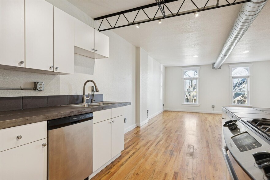 Building Photo - 117 Elati St Unit #2
