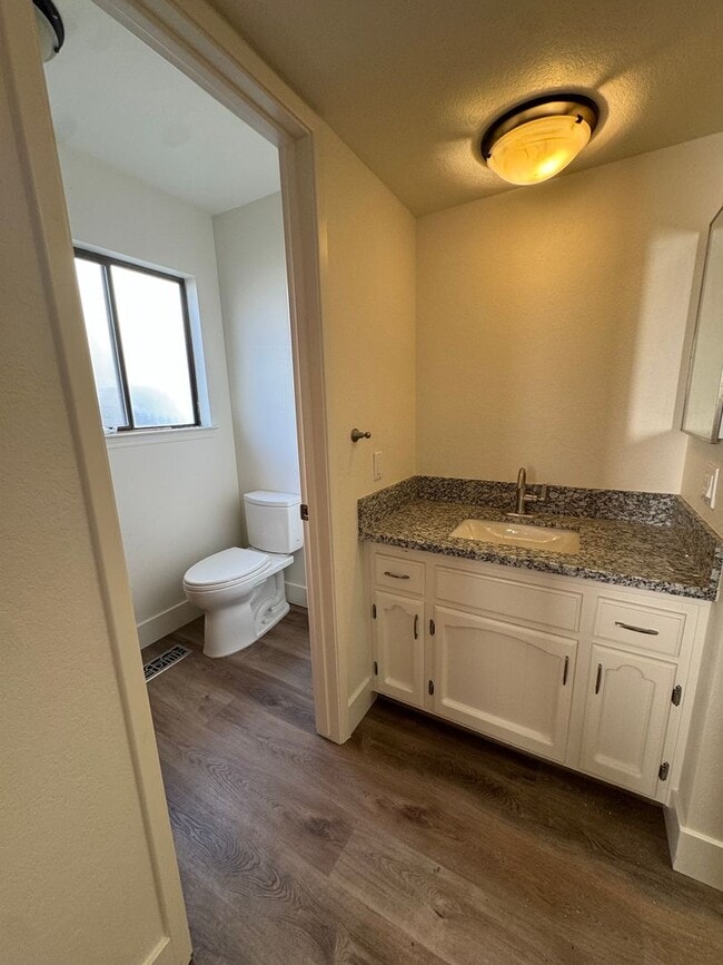 Building Photo - Lake of the pines GOLF COURSE charmer! New counters, new floor, new paint! Wonderful home!