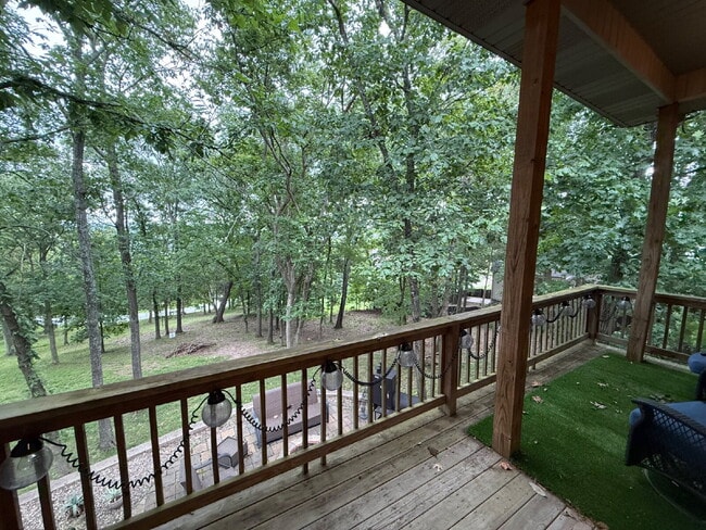 Building Photo - Custom 5 BR / 3 Car Garage, Home theater, ...