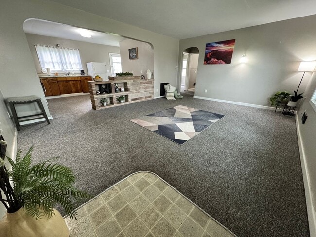 Building Photo - 2 bed, 1 bath home for rent in Hudson available IMMEDIATELY