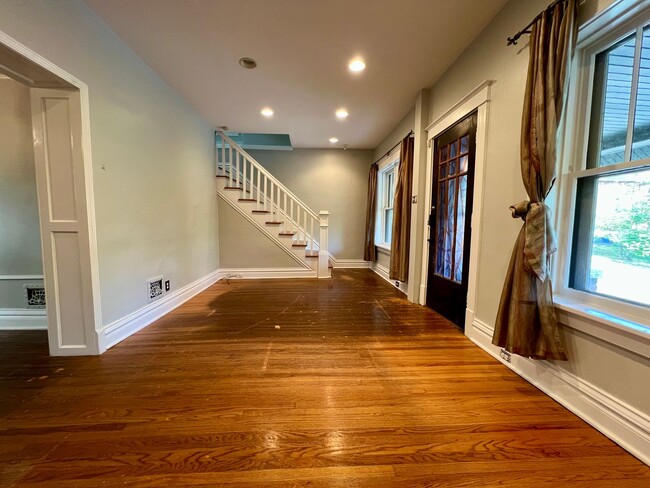 Building Photo - 6114 Columbia Ave