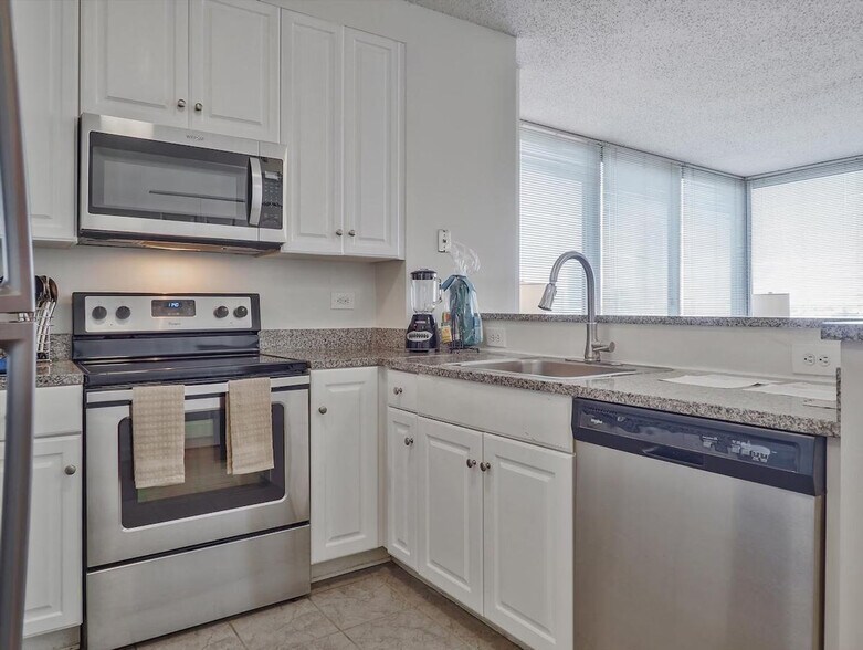 Building Photo - 33 Hudson St