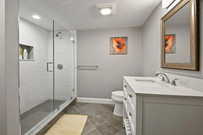 Building Photo - Renovated Apartment in Medford