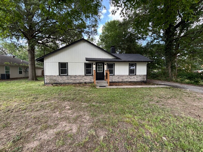 Primary Photo - 109 E Rogers St