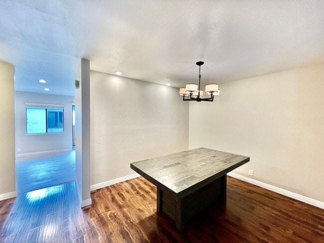 Building Photo - Beautiful 3B/2.5BA W/ Attached 2 Car Garag...