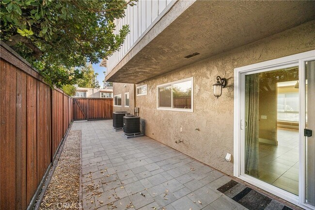 Building Photo - 338 W Kelly Ave