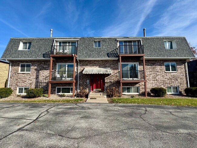 Building Photo - Updated 2BR Condo in Fox Meadows – New Flooring + Appliances