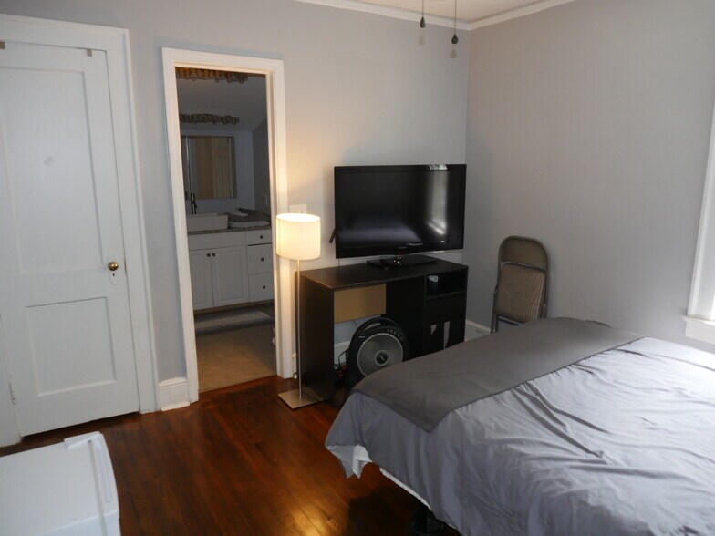 Furnished bedroom - 1065 Atlantic Dr NW