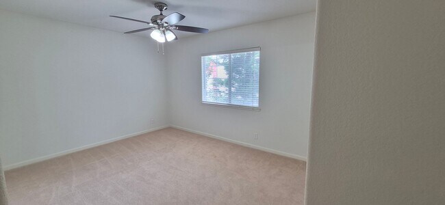 Building Photo - 2080 Mariposa Dr