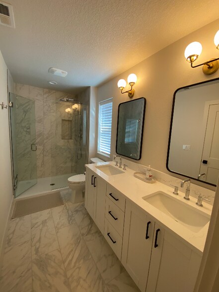 Building Photo - 9909 NE 44th Ct