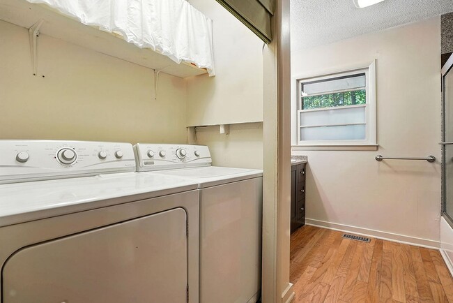Building Photo - Charming 3BR 1 BTH Home with Inground Pool...