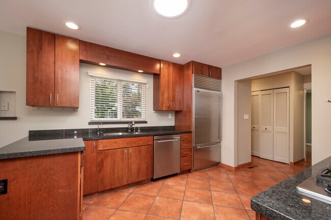 Building Photo - 403 Laurel Ave