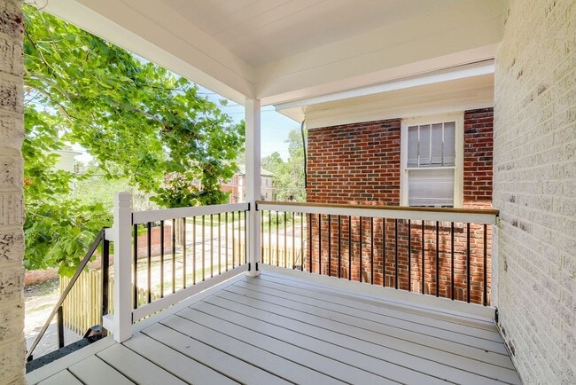 Building Photo - 905 E Park Ave