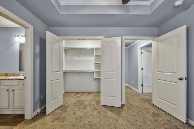 Building Photo - Beautiful 3 bed / 2.5 bath duplex with two car garage - Minutes from U of A!