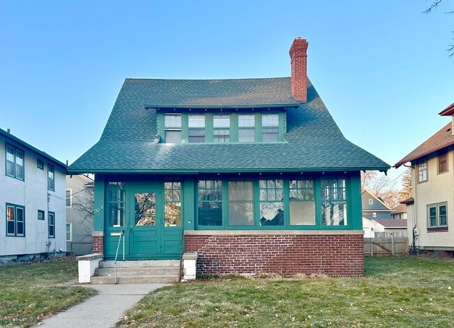Building Photo - Beautiful 6 Bedroom 1.5 Bathroom Home in St. Paul!