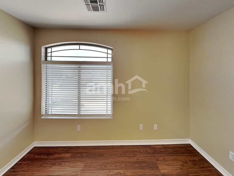 Building Photo - 11229 W Mariposa Dr