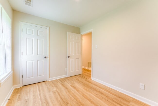 Building Photo - 548 N 6th St