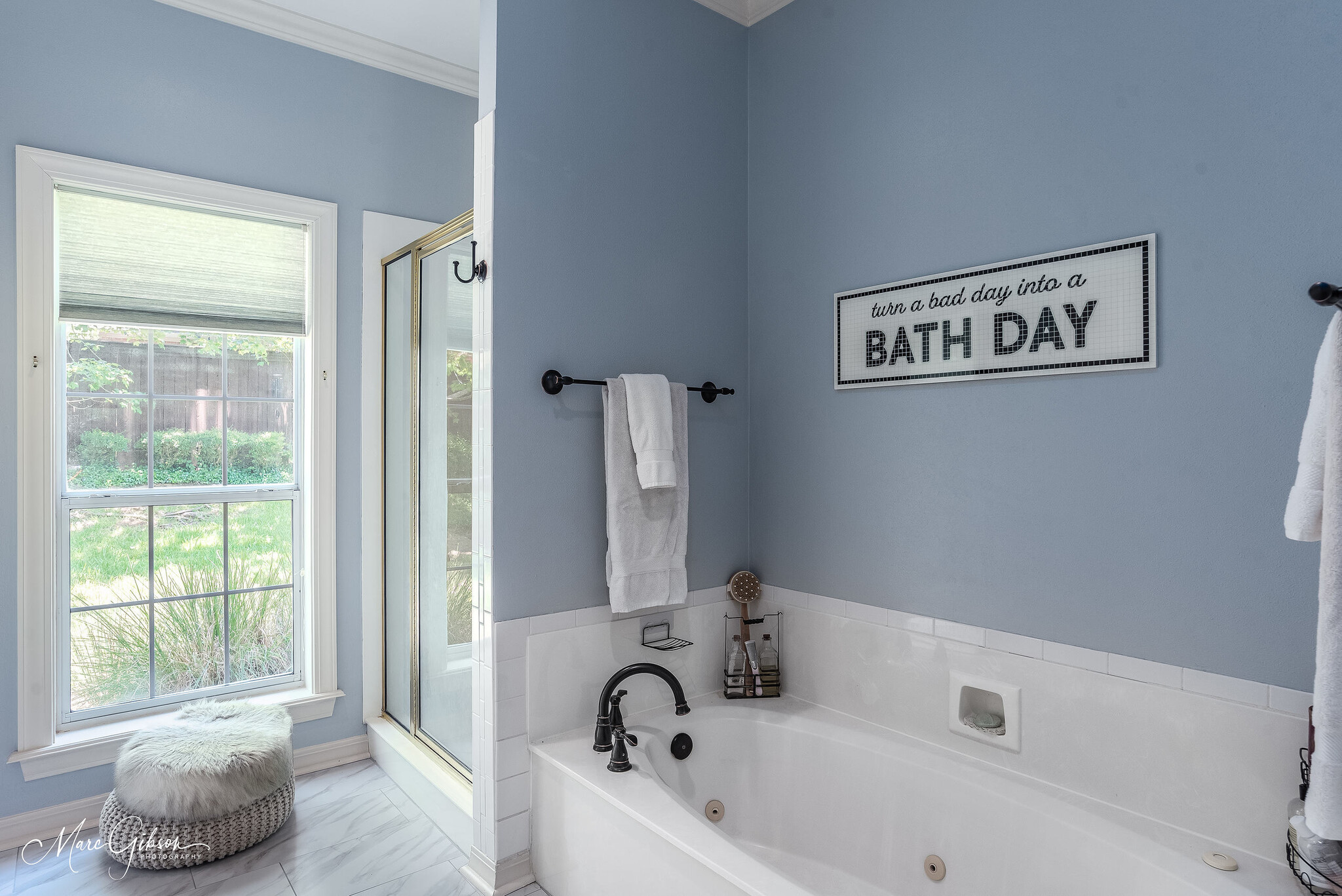 Building Photo - 1260 Capilano Dr