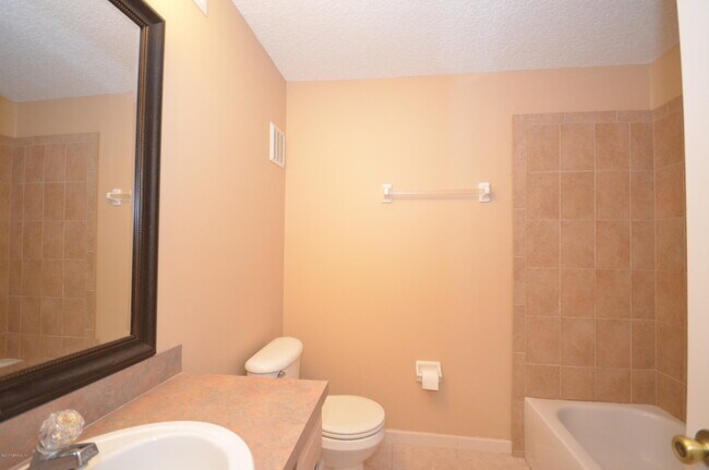 Building Photo - 13715 Richmond Park Dr N