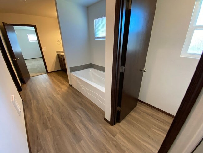 Building Photo - Newer, Spacious 5 Bedroom 3 Bed House!