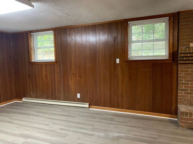 Building Photo - Split Foyer Home in Rustburg