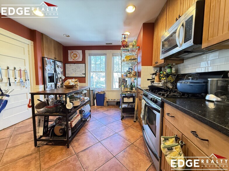 Building Photo - 60 Burton St