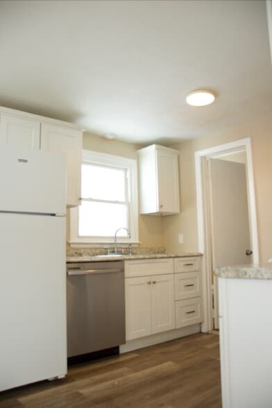 Kitchen - 10 Greenbrier Dr