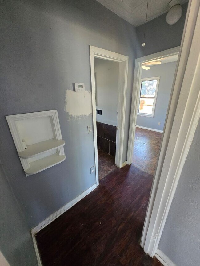 Building Photo - Handyman Special $0 First Month's Rent / “You fix, you SAVE BIG!!” Contact Mayshell for details: ...