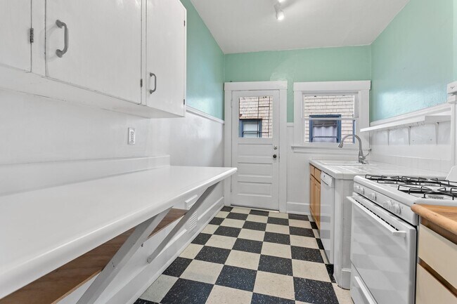 Building Photo - 1 Bedroom close to SW! Pets Ok! Walking distance to Providence Park!