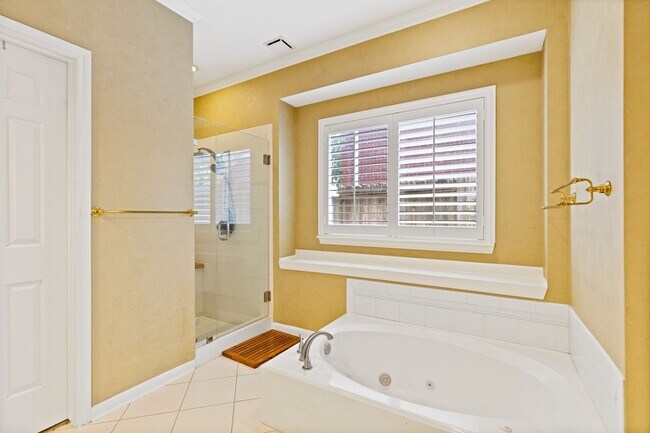 Building Photo - 7435 River Garden Dr