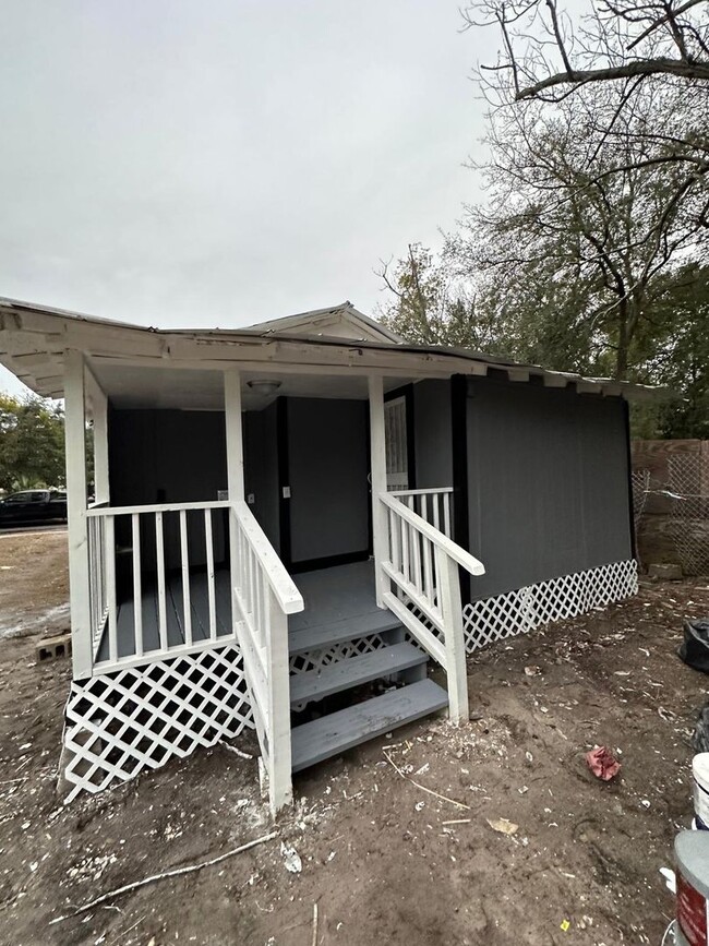 Building Photo - Fully Renovated 3/1 Single Family House Av...