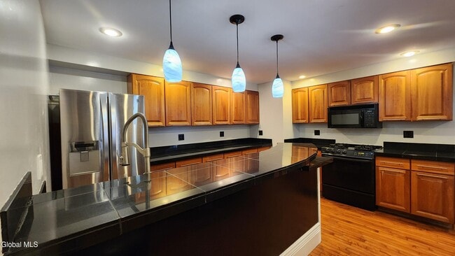 Building Photo - 76 Caroline St