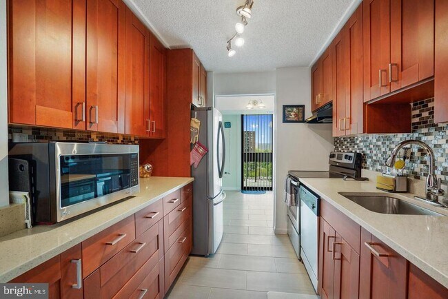 Building Photo - 5300 Holmes Ln