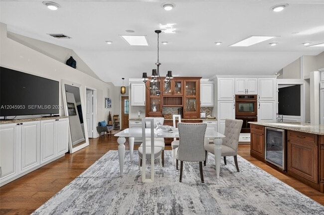 Building Photo - 542 N Cypress Dr