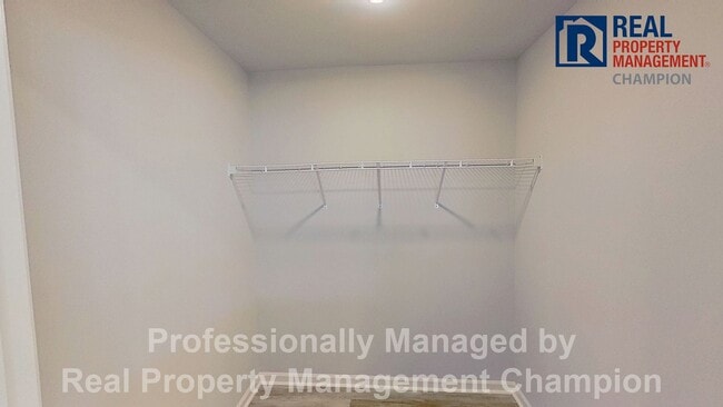 Building Photo - Beautiful and Spacious End Unit Townhouse