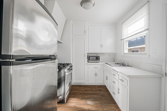 Building Photo - 5844 W 88th St