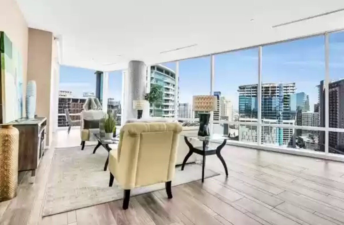 Building Photo - 2430 Victory Park Ln