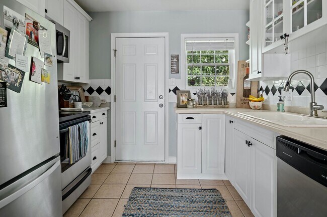 Building Photo - Beautiful 2bd/1ba Condo in VA Highlands w/ Balcony and Pool!!