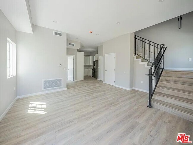 Primary Photo - 10605 Owensmouth Ave