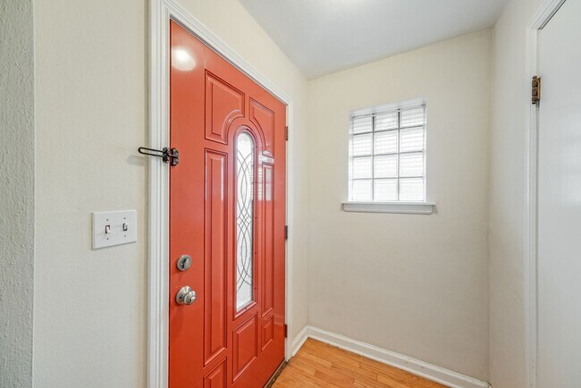 Building Photo - Charming 2-Bedroom Home with Bonus Space & Fenced Yard – Just Off Prospect Ave!