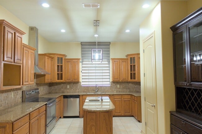 Building Photo - 10614 Kirby Dr