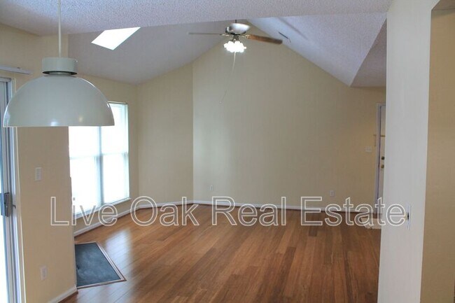 Building Photo - 514 24th St