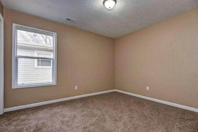 Building Photo - 652 N Belview Ave
