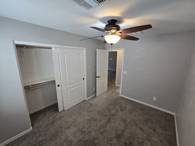 Building Photo - 950 S Wallrade Ln