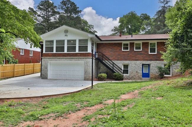 Building Photo - "Stunning 5-Bed, 3-Bath Haven with Sunroom...